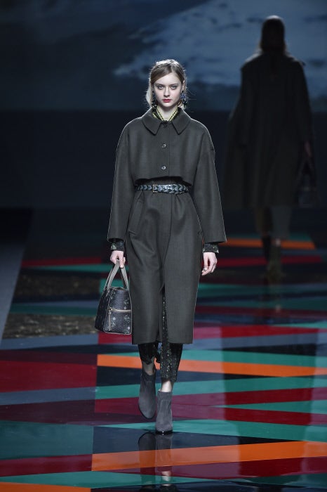 El paño de lana virgen es uno de los tejidos fetiche de Ailanto para crear sus abrigos.