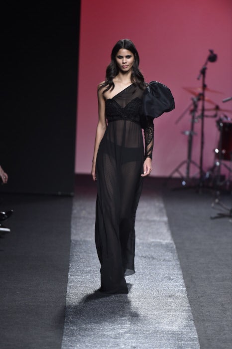 Los vestidos con transparencias son la prenda estrella para la noche.