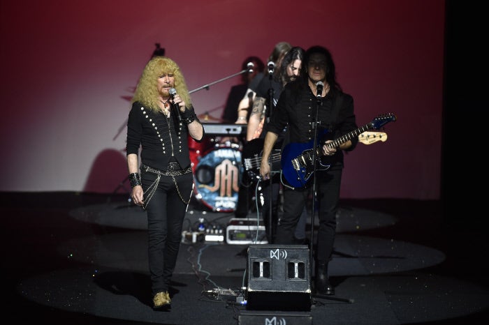 El grupo Medina Azahara, uno de los máximos esponentes del rock andaluz junto a Alameda o Triana, pusieron la banda sonora al desfile de la diseñadora cordobesa