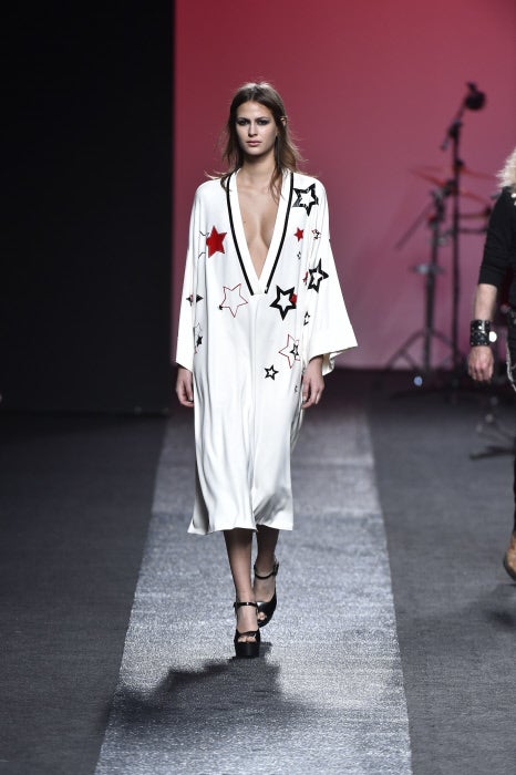 Las estrellas salpican sus sensuales vestidos blancos con escotes de vértigo ultrafemeninos.