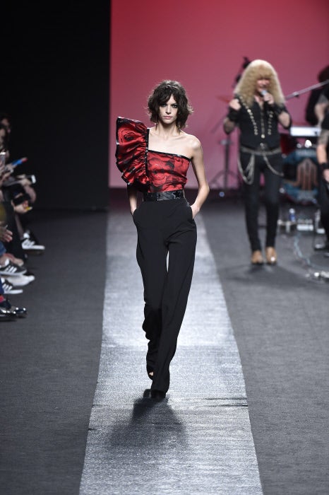 La diseñadora cordobesa ha querido rendir homenaje a lo mejor de los '80 con su colección Rock-Uz.