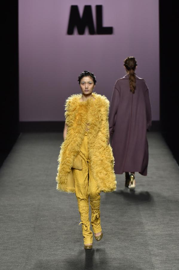 El mostaza, un color que también ha estado presente en las propuestas de Moisés Nieto y Teresa Helbig, es una de las principales apuestas de Luengo.