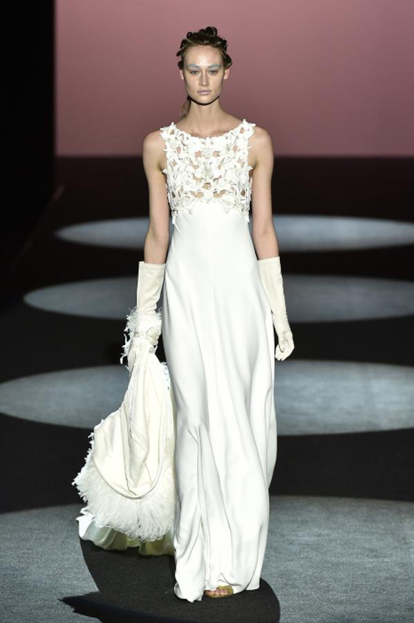 Cerró el desfile con un espectacular vestido de novia con troquelado en el pecho y guantes. Pura sofisticación.