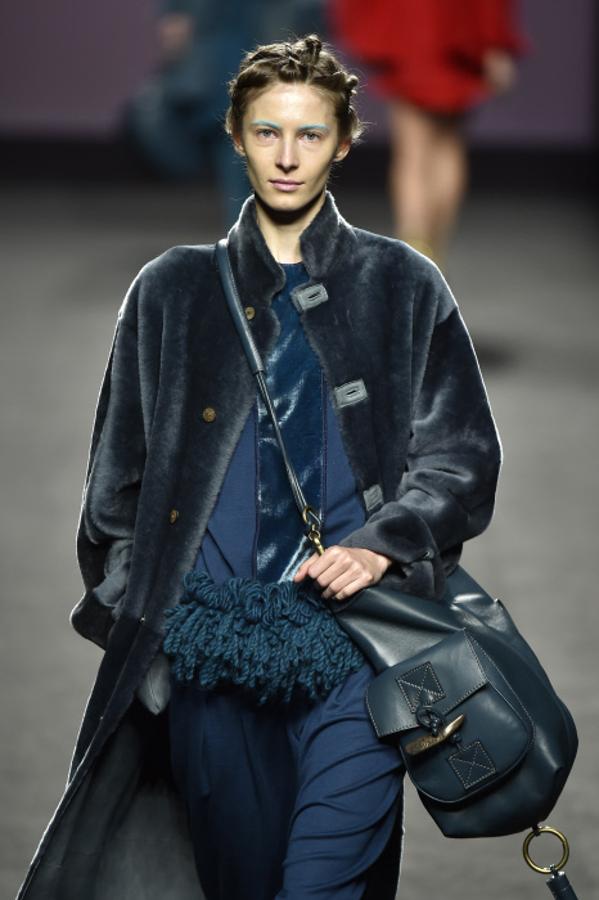 Luengo remata los looks monocromáticos con bandoleras.