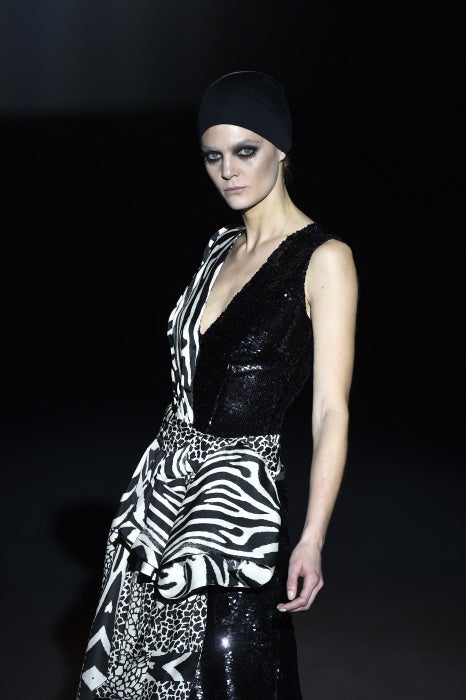 El black & white vuelve a ser una combinación recurrente en Malne como en días anteriores lo fue en Moisés Nieto o este mismo día en Juana Martín.