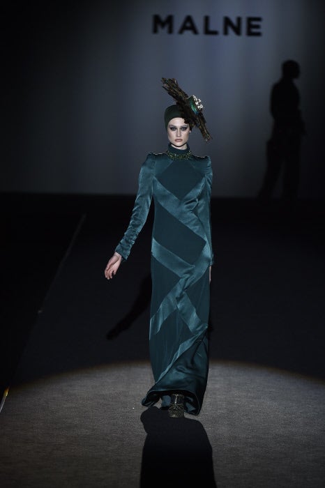 Quien dijo que las pamelas no eran para la noche es porque no vio la combinación tan elegante como arriesgada de Malne.