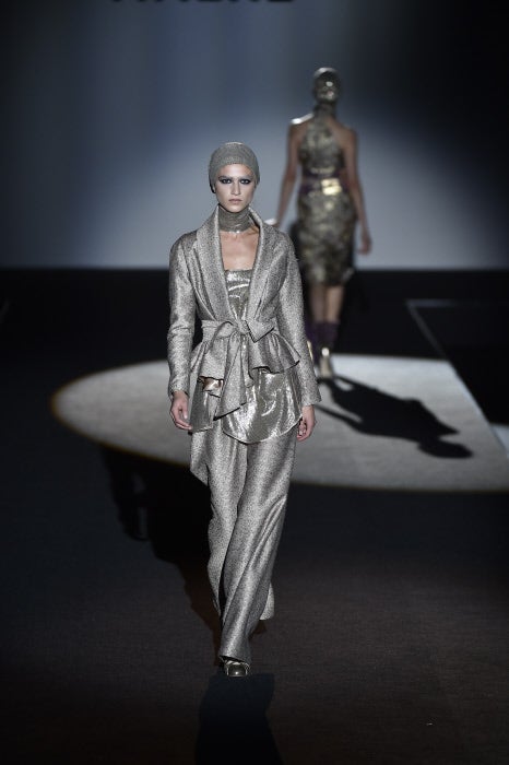 Los trajes masculinos son otra de las opciones más elegantes para deslumbrar en un evento de noche como lo demuestra este conjunto glitter.