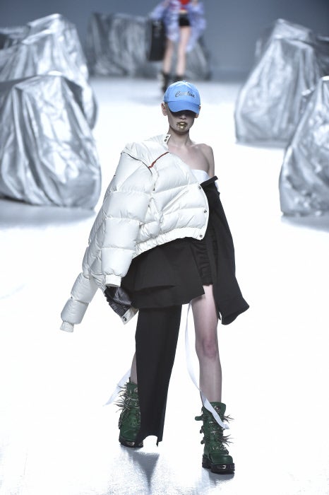 Los plumíferos de hombro caído, tendencia en lo nuevo de Maria ke Fisherman