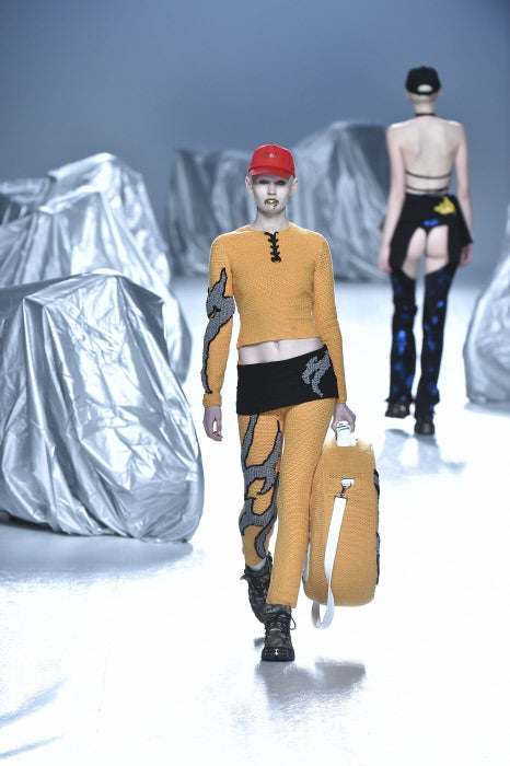 La firma desafía al frío y propone jerséis tan cortos como el crop top más veraniego.