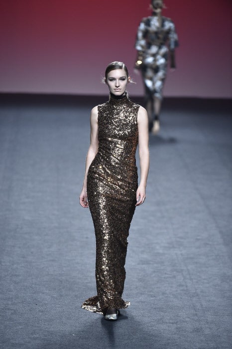 Un vestido cuajado de paillettes marrones con ligera cola irrupió en la pasarela, una de las apuestas más sofisticada del dúo de diseñadores.