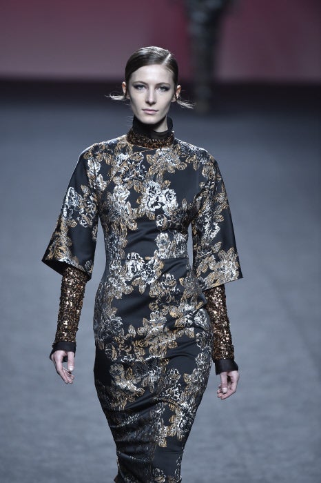 Para la noche, triunfan los tejidos brocados.