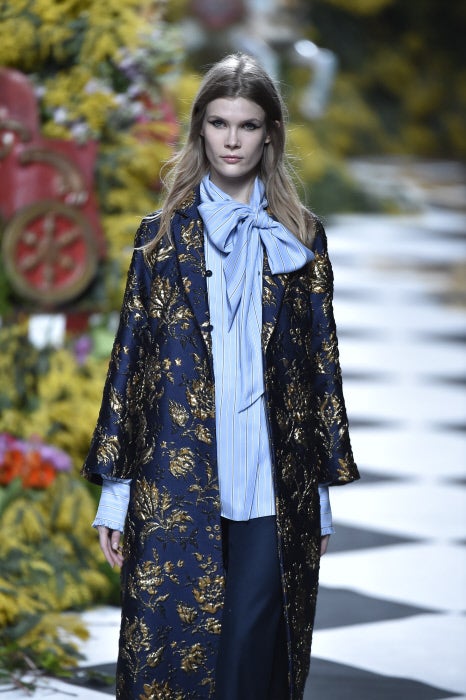 Las blusas con lazos, tan características de los payasos, son uno de los puntos fuertes de la colección de Vázquez, que combina con espectaculares abrigos de brocados.