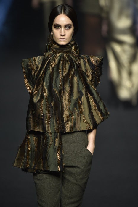 El dúo Alvarno ha jugado con el patronaje, que se vuelve casi imposible por los volúmenes de mangas, hombros, volantes y espaldas.