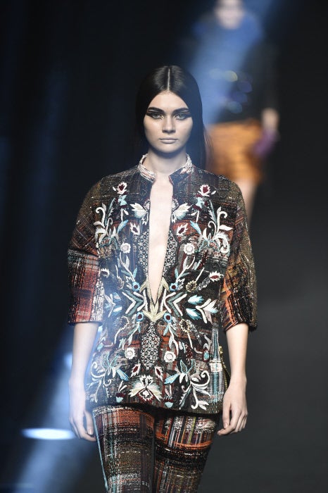 La colección no puede ser más exquisita y está repleta de brocados de lana, en jacquards 'print animal', en ricos cashmeres de piel de camello, en delicadas organzas y sedas de lúrex plisadas.