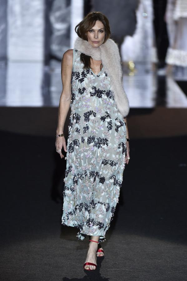La modelo Cristina Piaget luce uno de los diseños de la colección de Duyos otoño-invierno 2017/18 en la Mercedes Benz Fashion Week Madrid