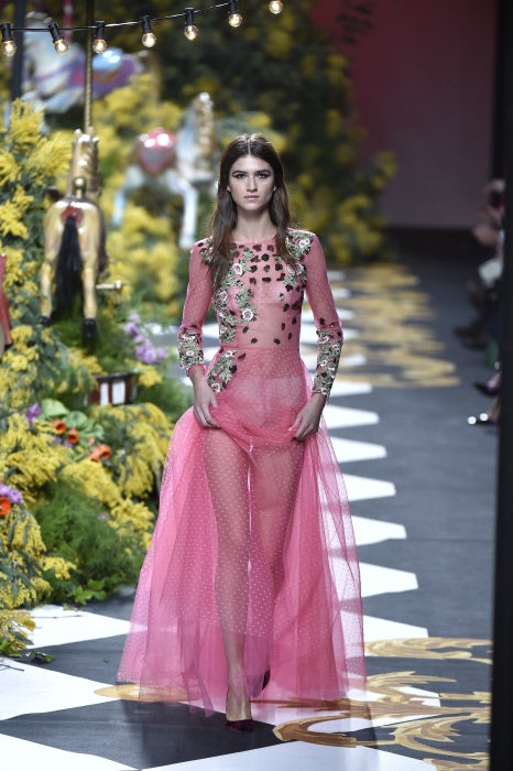 "La elección de tejidos y colorido es mi parte favorita del proceso creativo al diseñar la colección", nos cuenta el diseñador. ¡Y se nota la pasión que siente!