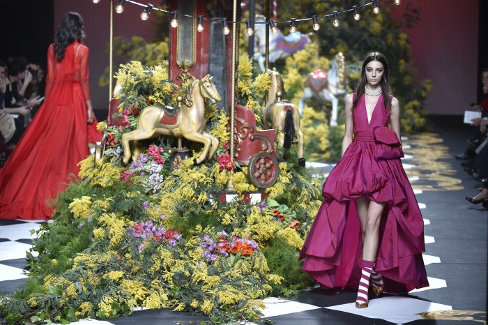 Los cortes arquitectónicos se apoderan de los vestidos con volúmenes de Vázquez.