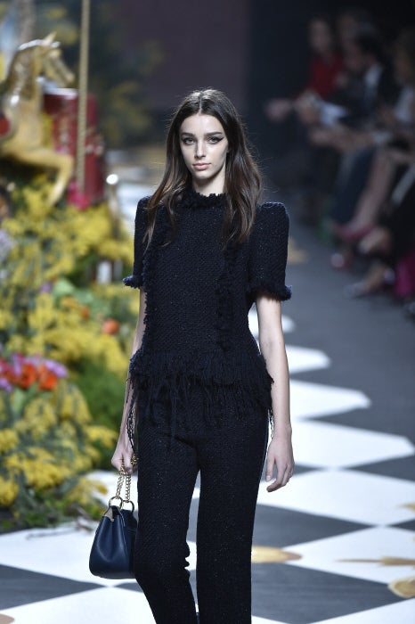 El azul oscuro se convierte en el nuevo negro en lo nuevo de Vázquez, que confecciona tops y pantalones de tejido tweed.