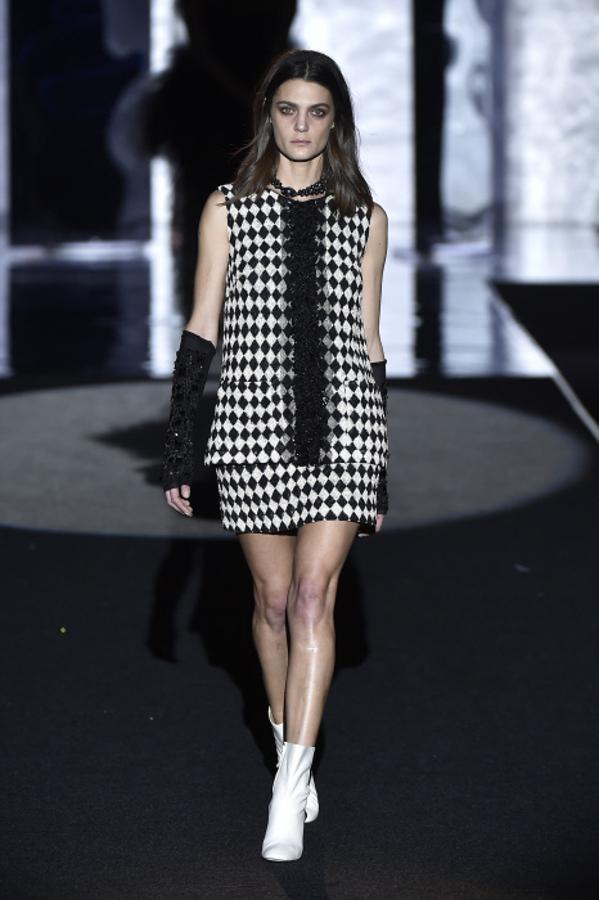 La modelo Marina Pérez luce uno de los diseños de la colección de Duyos otoño-invierno 2017/18 en la Mercedes Benz Fashion Week Madrid