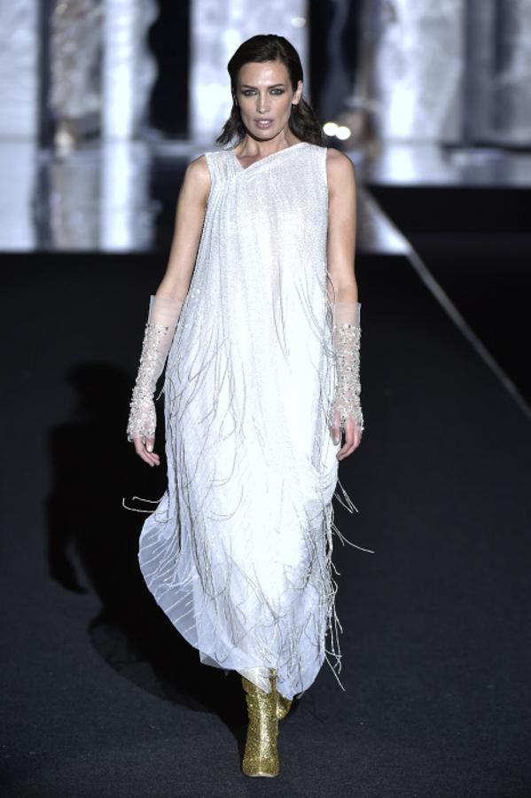 La emblemática modelo Nieves Álvarez luce uno de los diseños de la colección de Duyos otoño-invierno 2017/18 en la Mercedes Benz Fashion Week Madrid