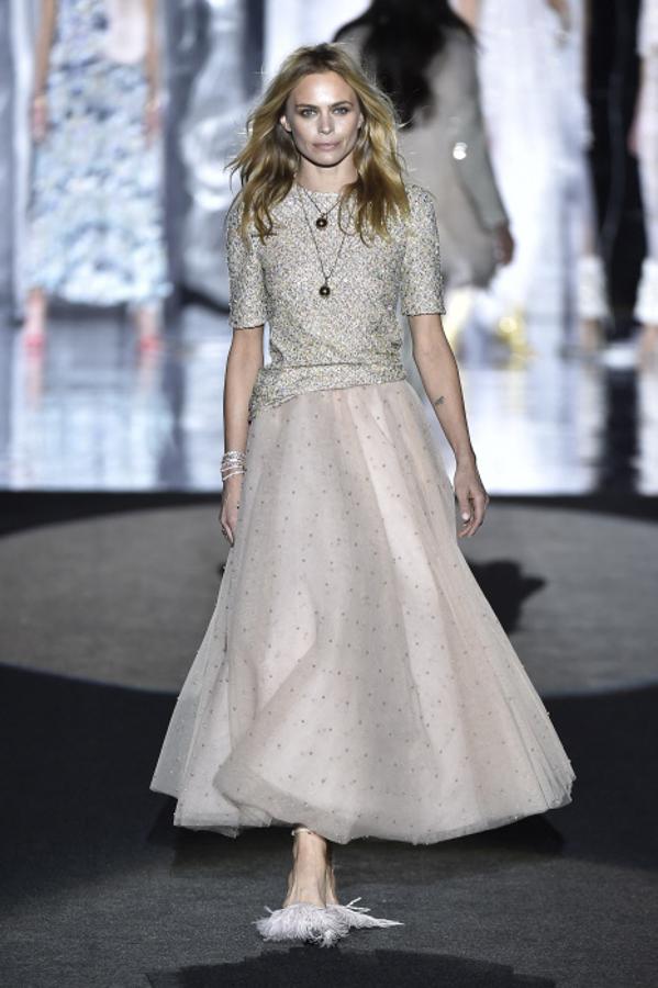 Verónica Blume luce uno de los diseños de la colección de Duyos otoño-invierno 2017/18 en la Mercedes Benz Fashion Week Madrid