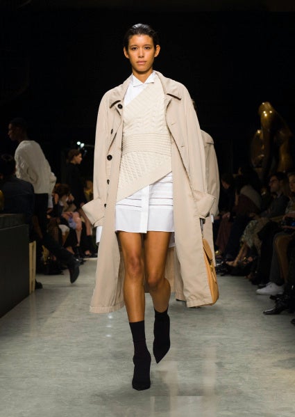 Sin embargo, el trench icono de la firma no podía faltar en la nueva colección.