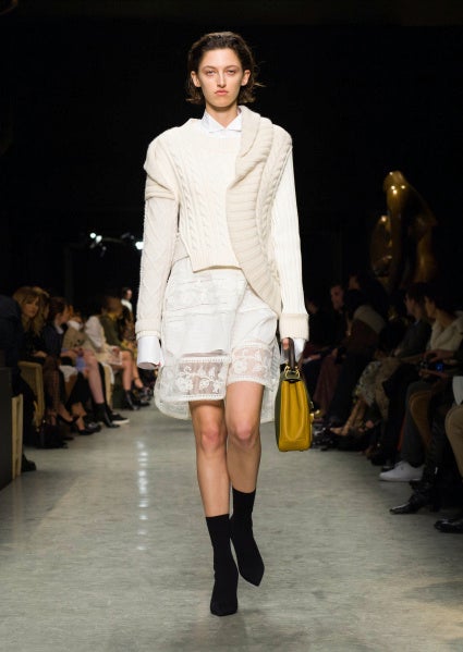 La calidez del punto grueso de une a sensuales vestidos lenceros en una apatecible propuesta en 'total white'.