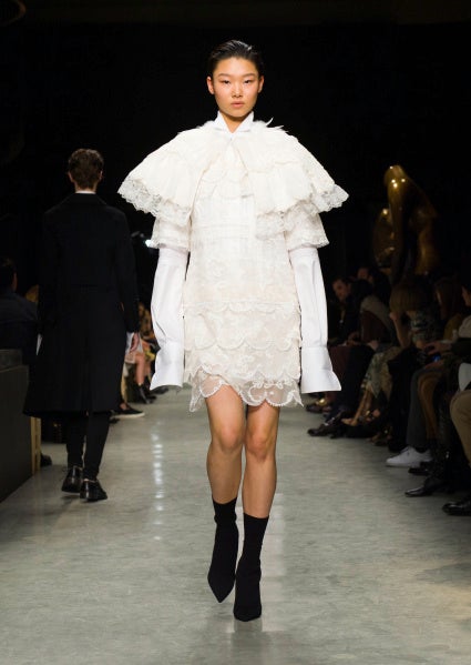 La estética victoriana da forma a este look 'total white'