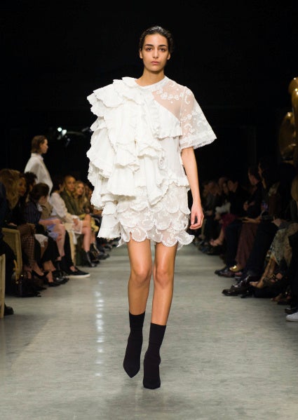 Las asimetrías han marcado la nueva colección Febrero 2017 de Burberry.