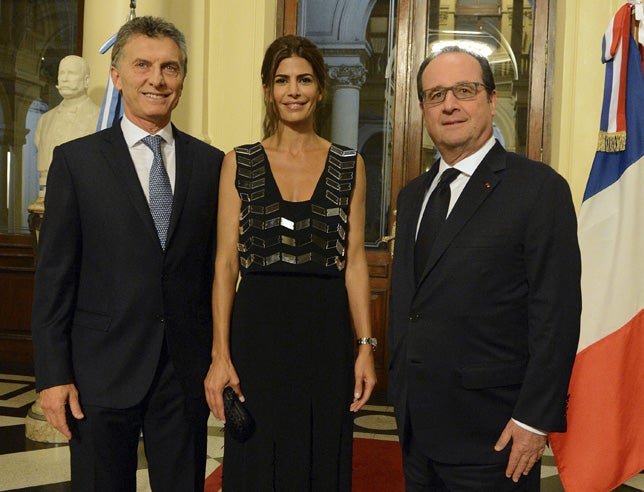 Para la recepción con el ex presidente Hollande en Buenos Aires, la primera dama volvió a confiar en la firma argentina Menage á trois, y lució un sensual vestido con cuerpo joya y aberturas en la falda.