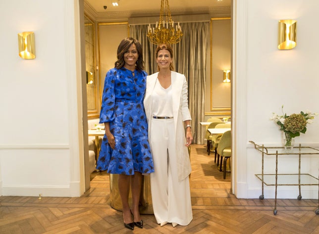Para su encuentro con Michelle Obama, la primera dama argentina eligió un elegante look 'total white' de María Cher.