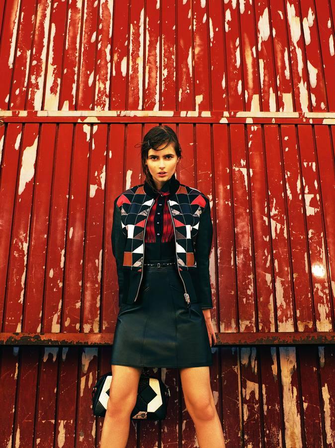 Cazadora patchwork, camisa, minifalda y bolso, todo de Coach.