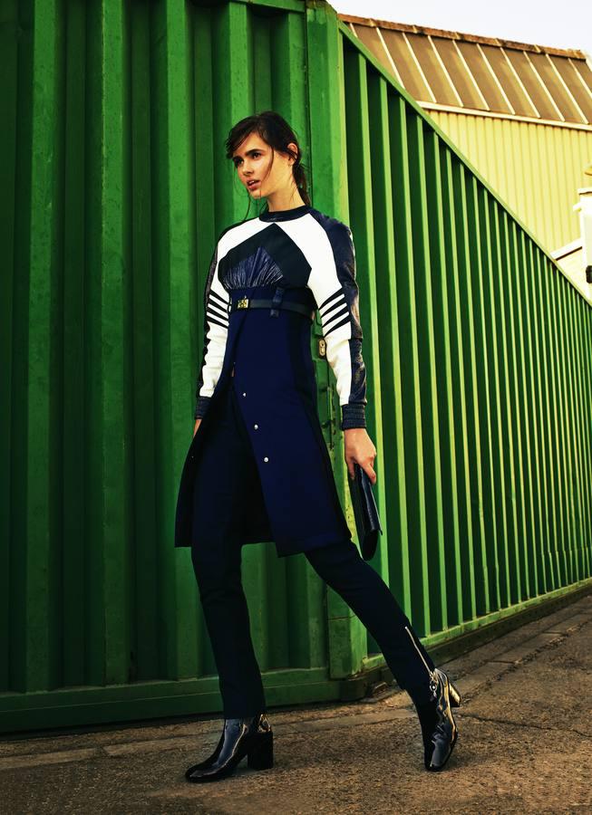 Abrigo y pantalones de Louis Vuitton, botines de Stuart Weitzman y cartera de Hermès.