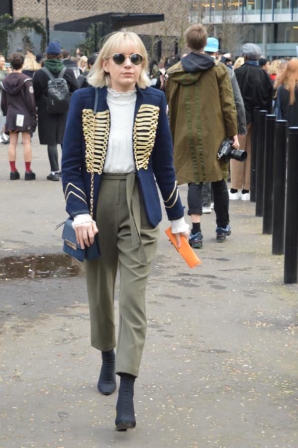 La Condesa Conde lleva años en España proponiendo esta tendencia que, sin duda, este año ha sido una de las triunfadoras. En la foto, guerrera azul con bordados dorados, camisa de estilo romántico y pantalón caqui