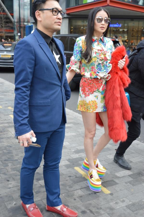 Volantes, estampados coloridos, 'peluche' de primavera, zapatilllas de cordón con cuñas imposibles, tejidos ricos, complementos opulentos y el eterno debate: calcetín ¿Sí, o no para ellos?