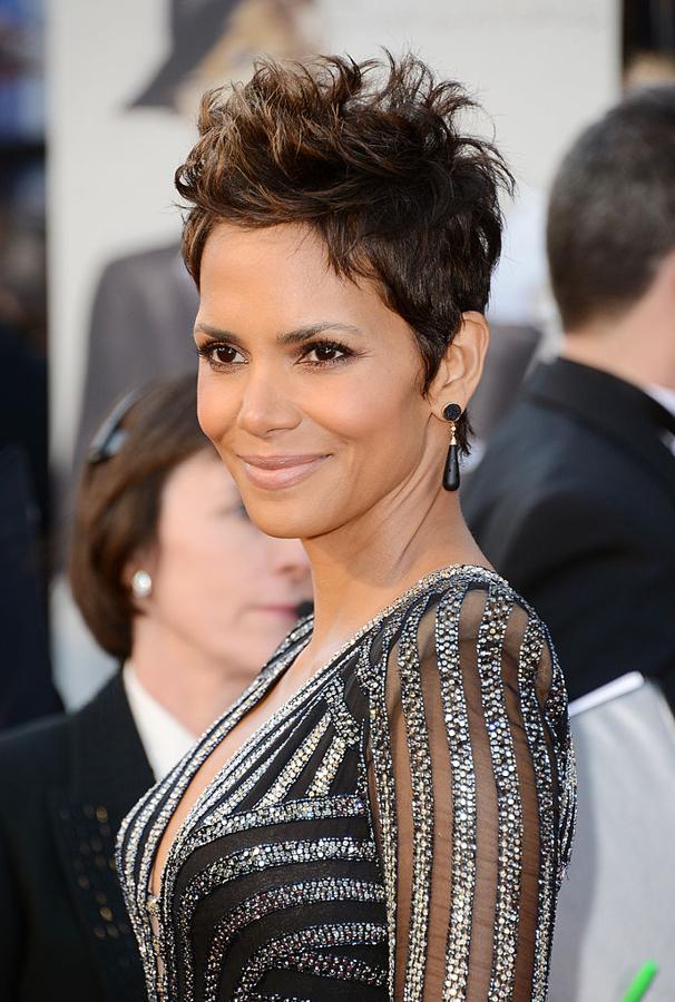 Nunca un pixie resultó tan elegante y acertado como el de Halle Berry, en los Oscars 2013.