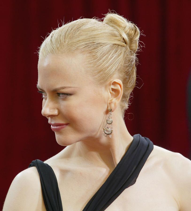 Nicole Kidman en los Oscars 2005 con un favorecedor moño alto y acabado pulido.