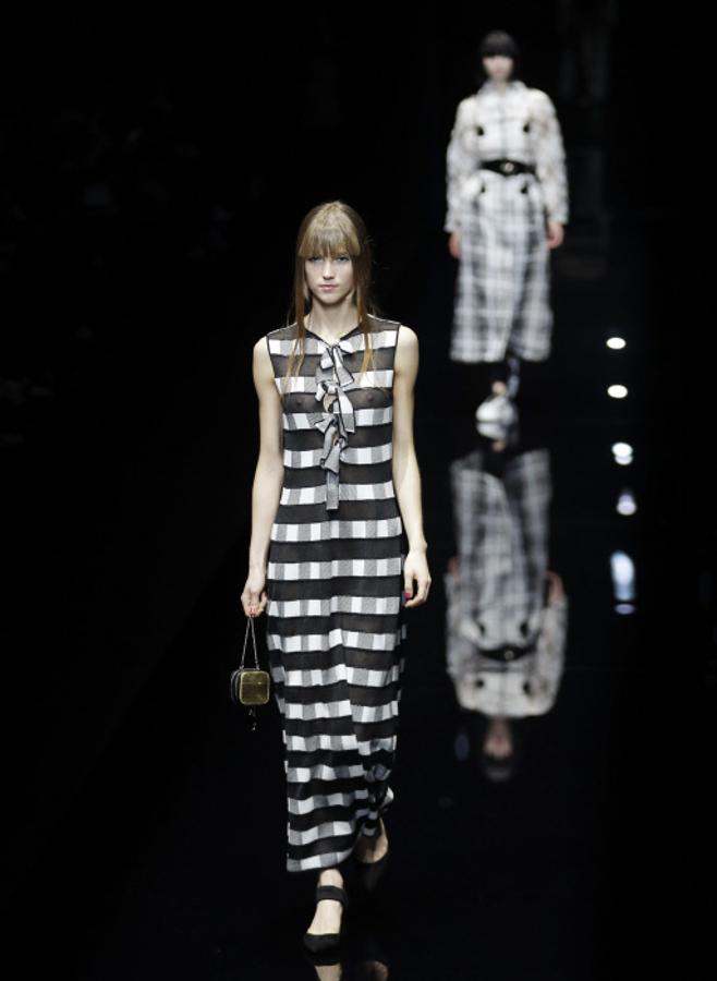 Vestido damero 'black&white' de la colección otoño-invierno 2017/18 de Emporio Armani en la Semana de la Moda de Milán