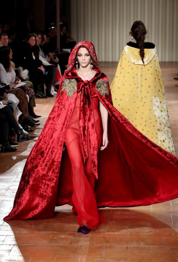 Impresionante look en rojo de la colección otoño-invierno 2017/18 de Alberta Ferretti en la Semana de la Moda de Milán