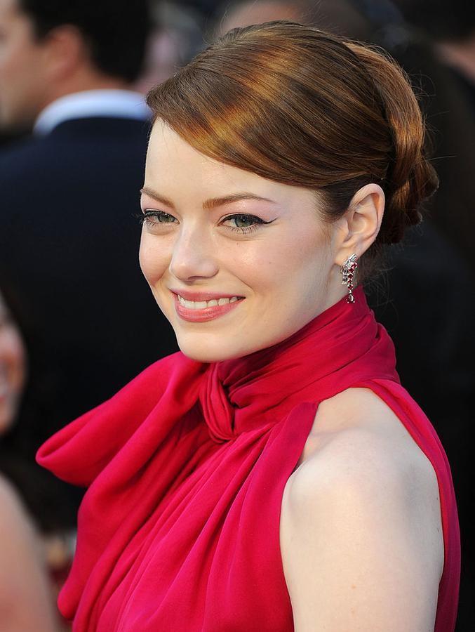 Emma Stone con un recogido XXL y flequillo lateral en los Oscars 2012.