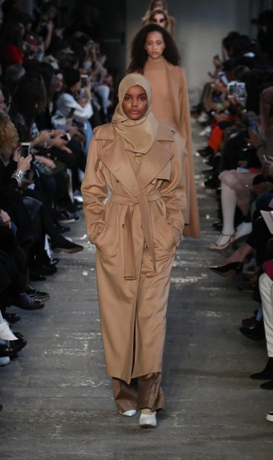 'Total look' en cámel de la colección otoño-invierno 2017/18 de Max Mara en la Semana de la Moda de Milán