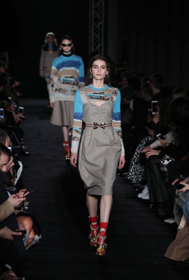 La reinvención del peto en este look de la colección otoño-invierno 2017/18 de Nº 21 en la Semana de la Moda de Milán