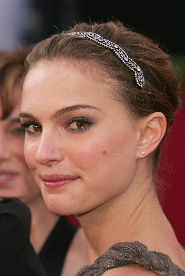 Natalie Portman en los Oscars 2005 con un recogido adornado con diadema.