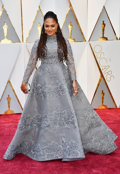 El gris fue el tono por el que se decantó Ava DuVernay, que tiñó su vestido de princesa.