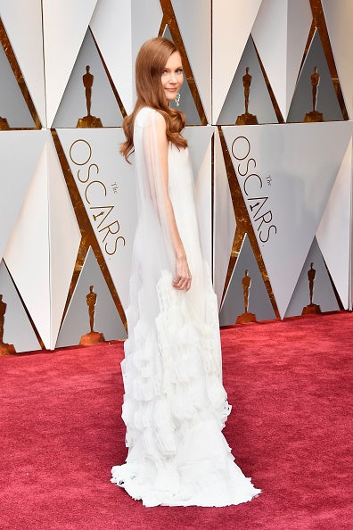 De blanco nuclear fue Darby Stanchfield, otra actriz más que se decantó por el 'wedding style'.