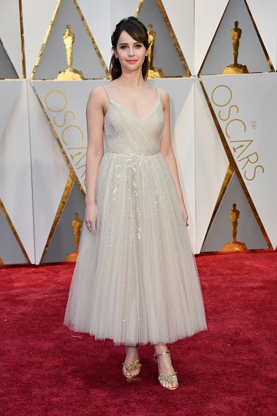 La actriz llevó la tendencia bailarina a la alfombra roja con un vestido de tul con tirantes de Dior Couture que combinó con unas sandalias doradas.