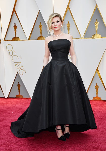 Con corte asimétrico y en negro, Kristen Dunst no arriesgó con su Dior Couture.