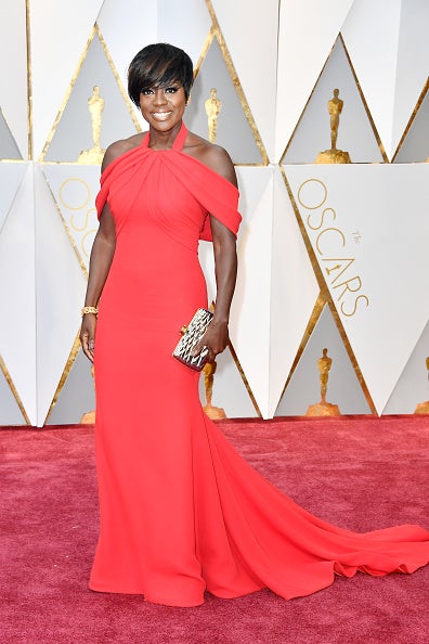 Los hombros caídos han triunfado en la alfombra roja y Viola Davis fue una de las actrices en lucir esta tendencia. Su vestido era una creación de Armani.