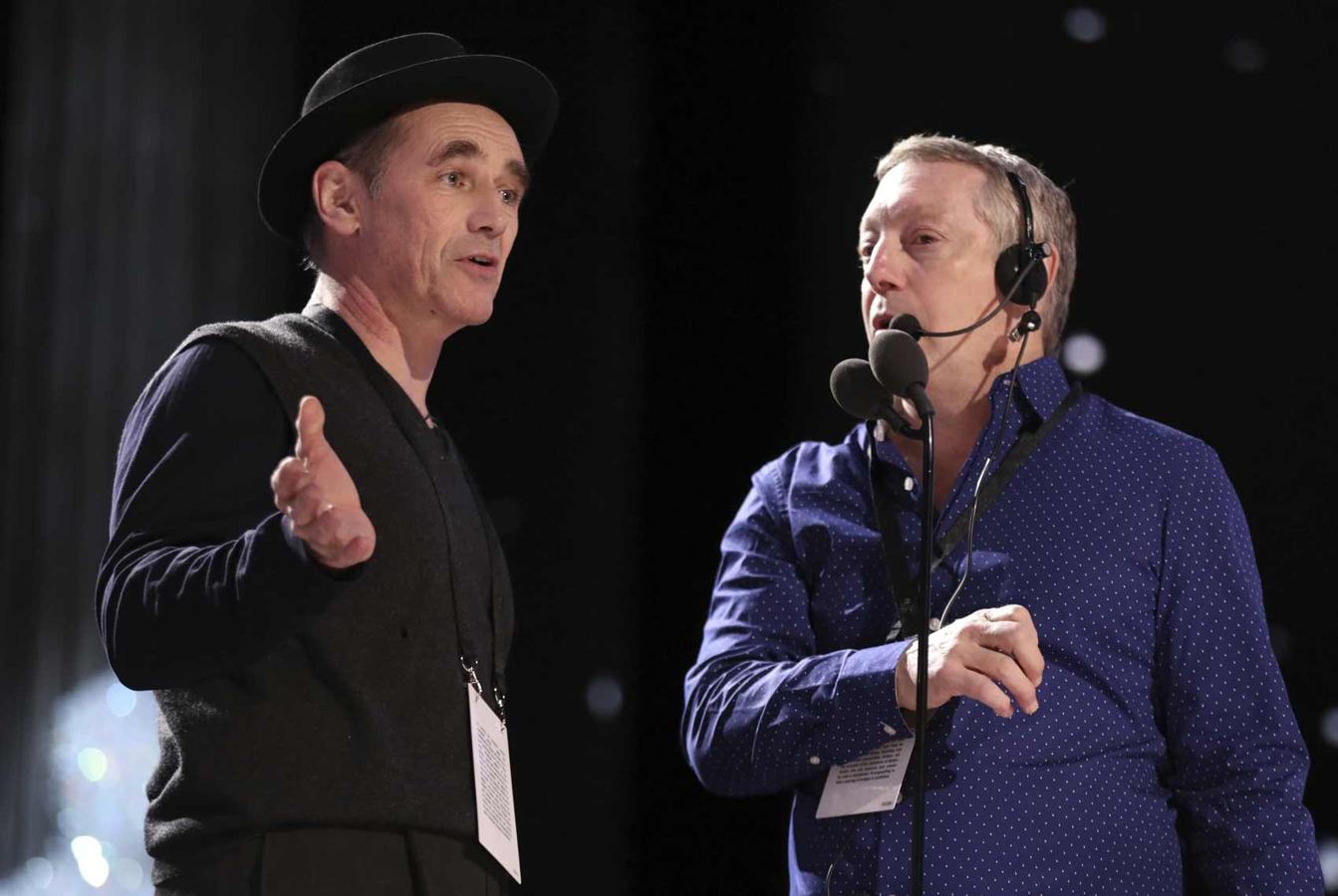 Mark Rylance y Gary Natoli conversan en el Teatro Kodak, donde ya está todo listo para la 89ª edición de los Premios Oscar..