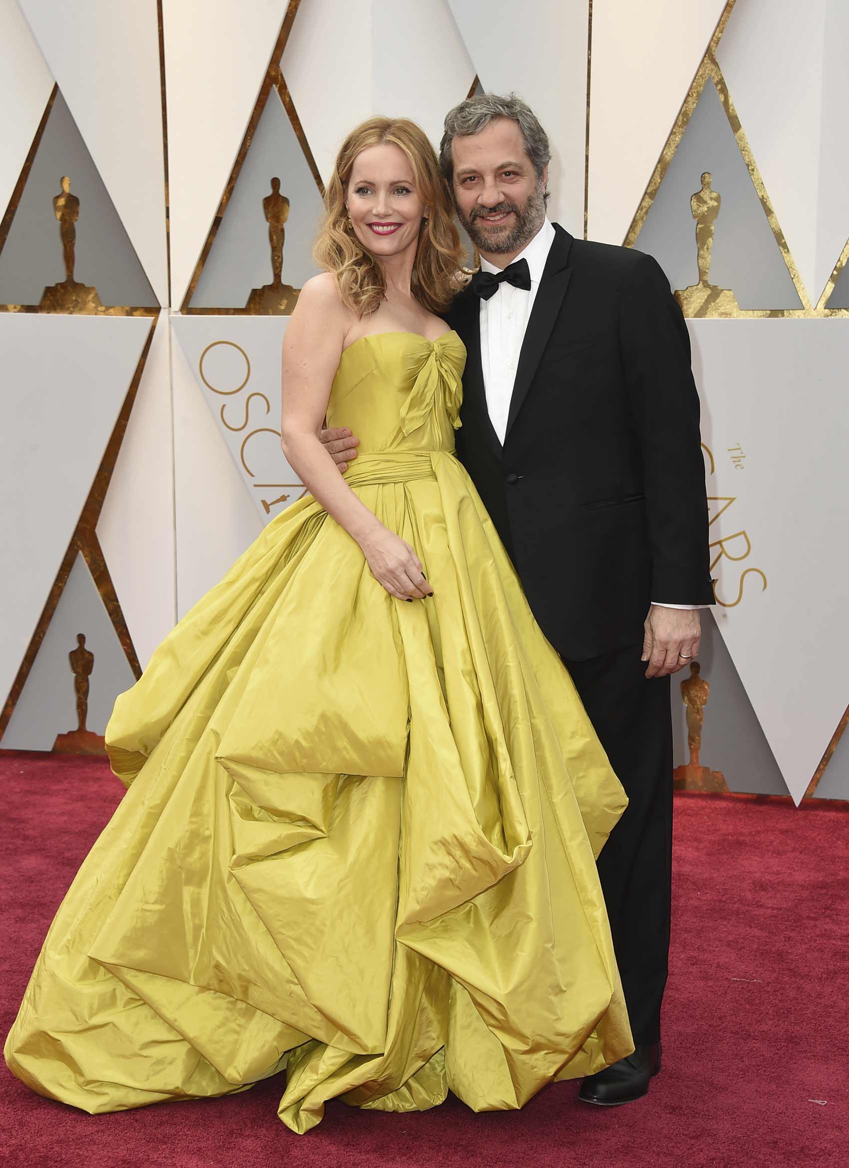 Judd Apatow y su mujer, Leslie Mann, posan juntos en la 89 edición de los Premios Oscar.